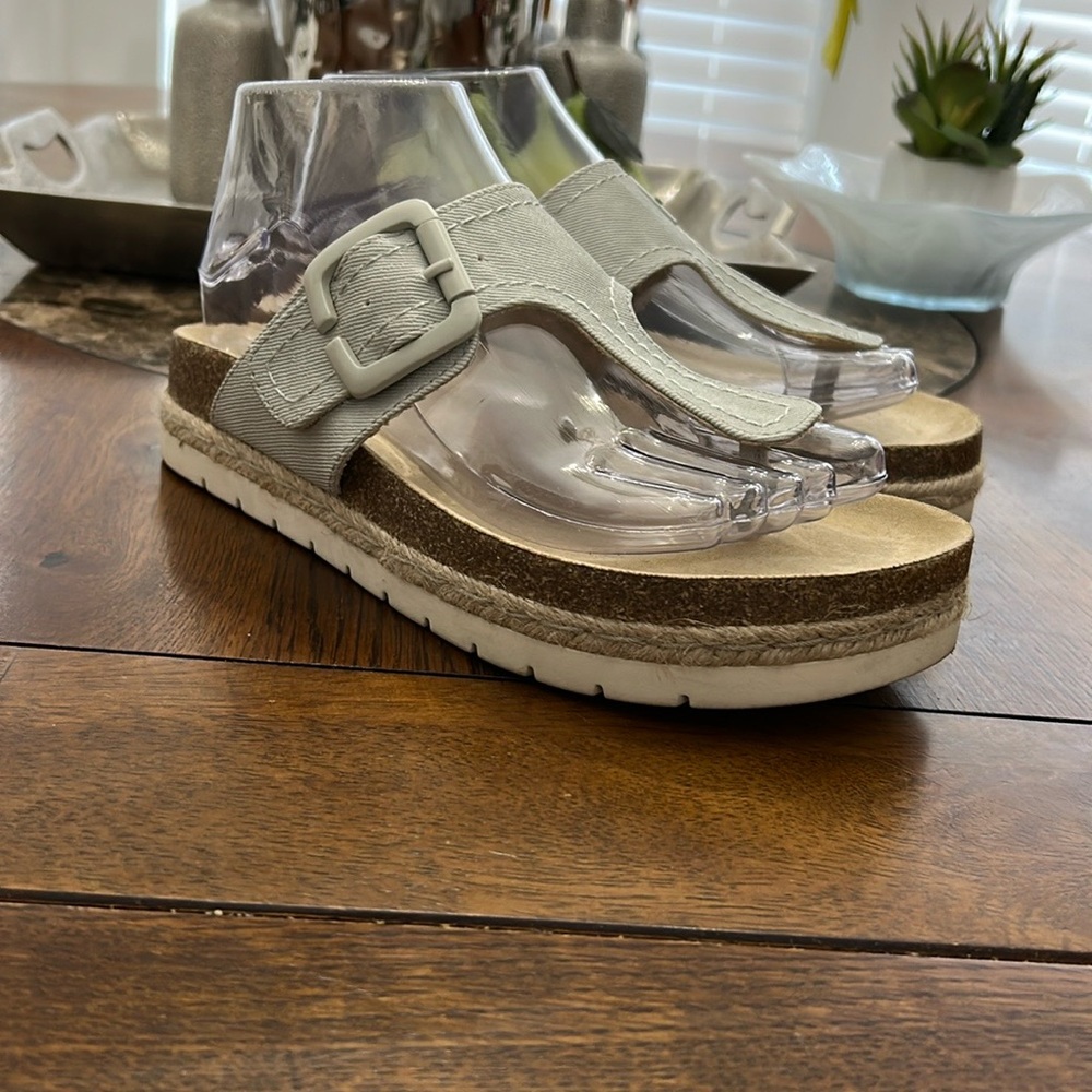 BJORNDAL Penelope Ivory Footbed Women Sandals T-Strap Size 7